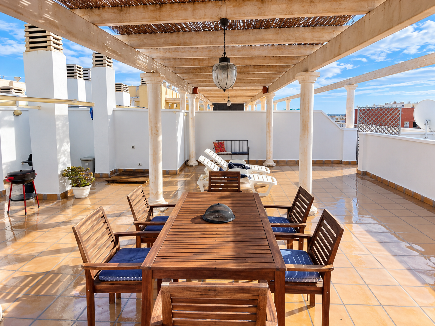 Solárium privado de Ático MarLuc con pérgola y zona de estar al aire libre