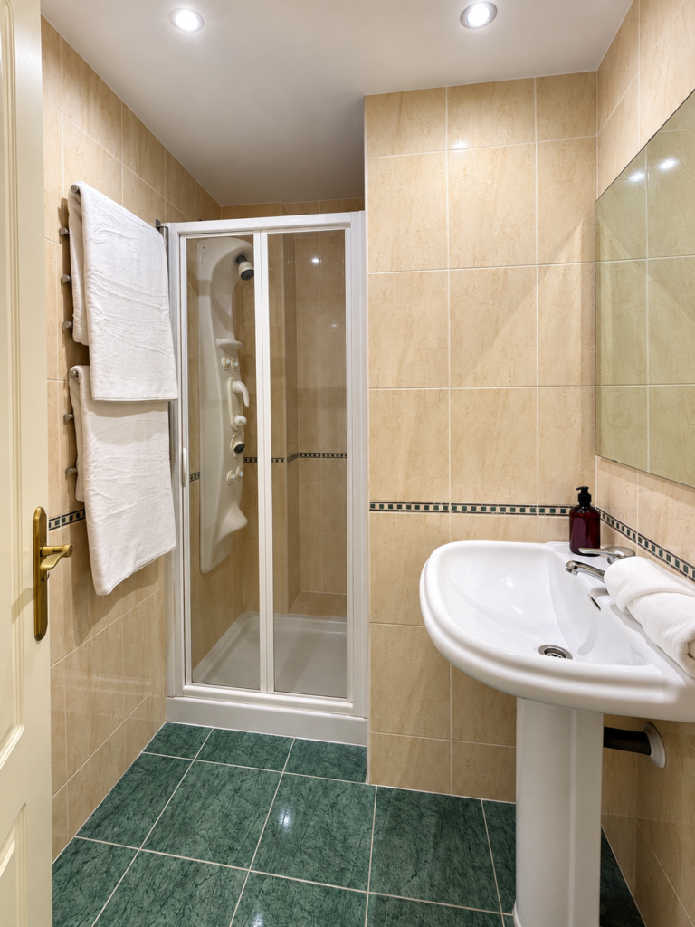 Cabina de ducha y lavabo del baño independiente de Ático MarLuc