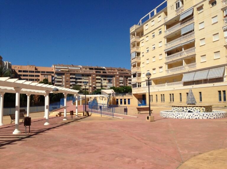 Paseo marítimo de El Campello con edificios y acceso a la playa