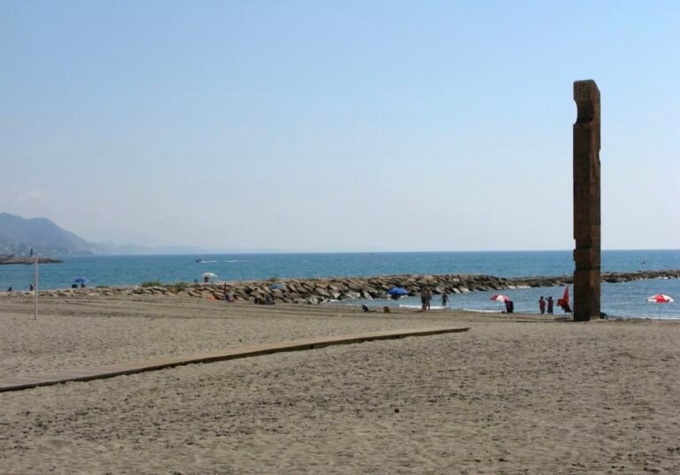 Playa de arena de El Campello con bañistas junto a la orilla