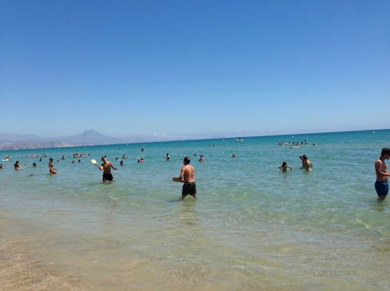 Bañistas en las aguas del Mediterráneo en una playa de El Campello
