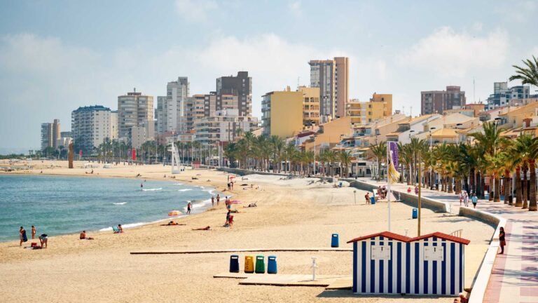 Playa de arena de El Campello con paseo marítimo y edificios frente al mar